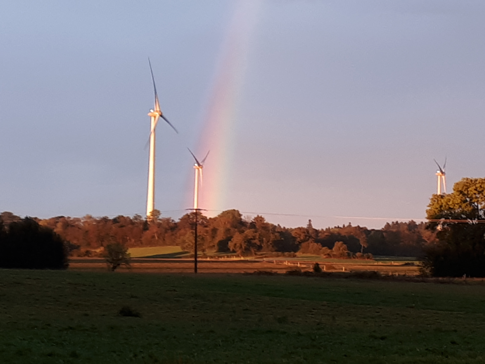 Eoliennes de Chamole avec un arc-en-ciel