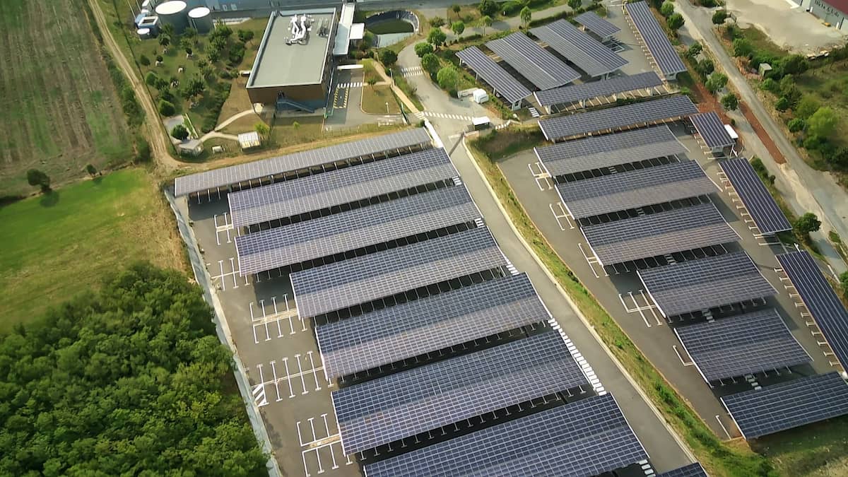 vue aérienne des ombrières photovoltaïques sur les parkings de la ZA de La Glèbe.