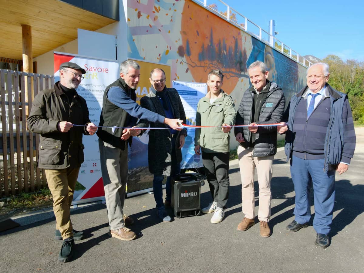 Les représentants des actionnaires du réseau de Chaleur partagée du Bourget-du-Lac coupent un ruban tricolore à l'occasion de l'inauguration.